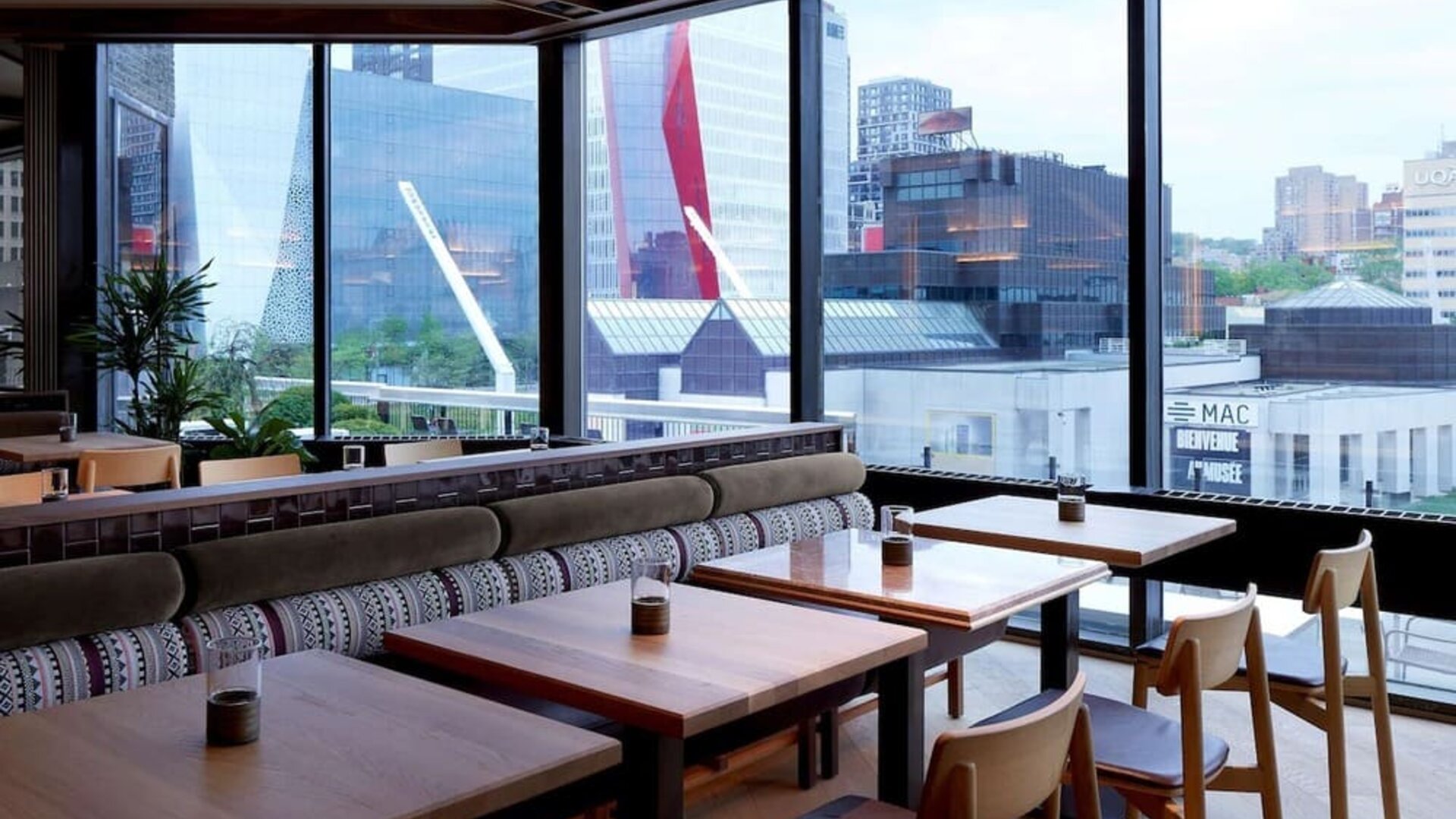 Dining area with comforatble seating, perfect for co-working at DoubleTree By Hilton Montreal.