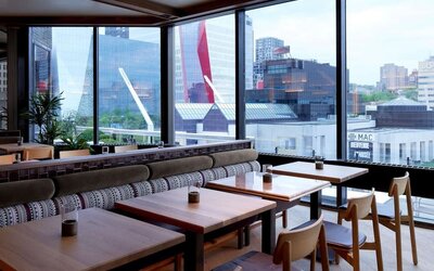 Dining area with comforatble seating, perfect for co-working at DoubleTree By Hilton Montreal.