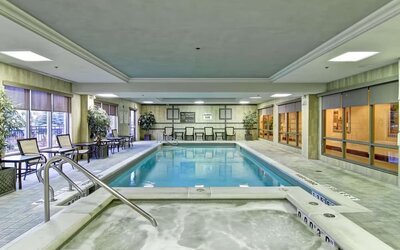 Relaxingo indoor pool at the  Hampton Inn & Suites By Hilton Guelph.