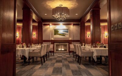 Dining area perfect for coworking at Fairmont Winnipeg.