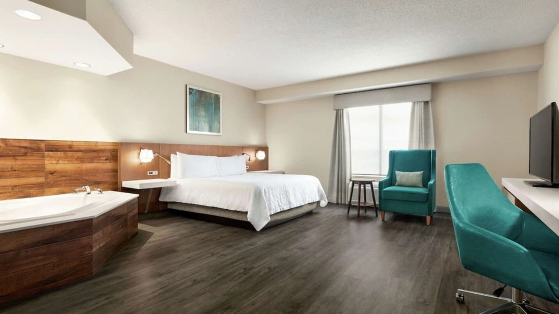 Day use junior suite with hot tub, work desk and private bathroom at the Hilton Garden Inn Kitchener/Cambridge.
