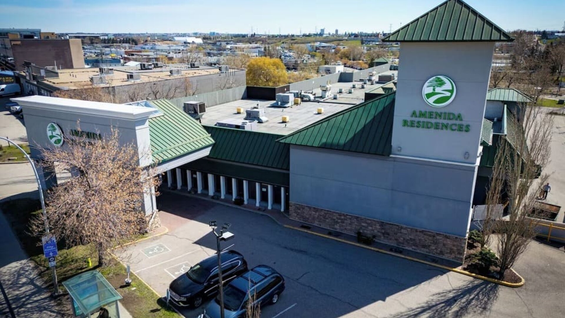 Hotel exterior with parking area at Amenida Residences.