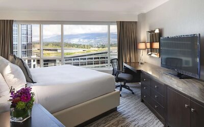 Standard day use room with TV, work desk and private bathroom at the Fairmont Waterfront.