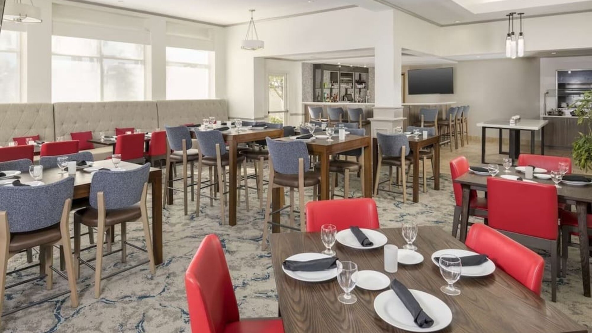 Dining area perfect for coworking at Hilton Garden Inn Boca Raton.