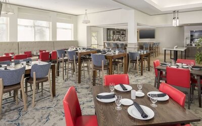 Dining area perfect for coworking at Hilton Garden Inn Boca Raton.