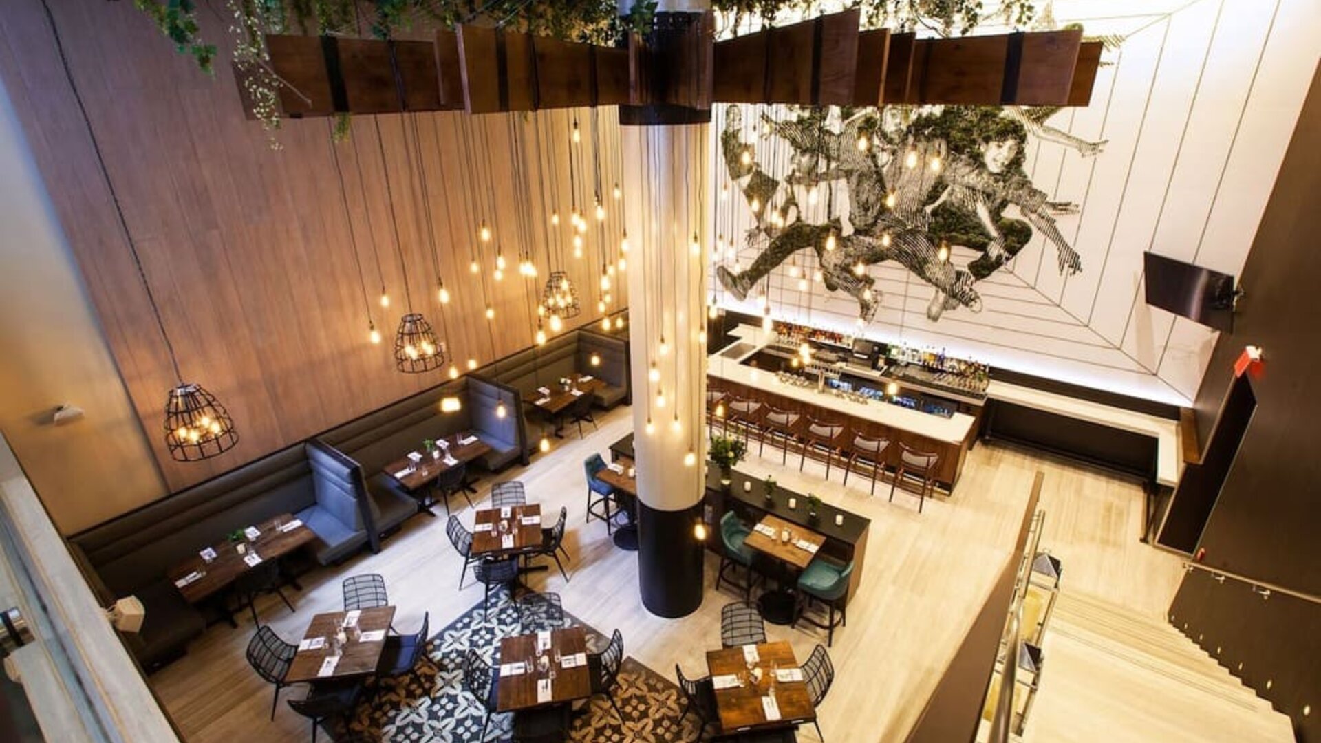 Modern dining area perfect for coworking at Innside By Melia New York Nomad.