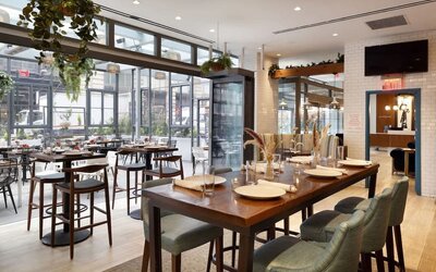 Dining area with natural light at Innside By Melia New York Nomad.