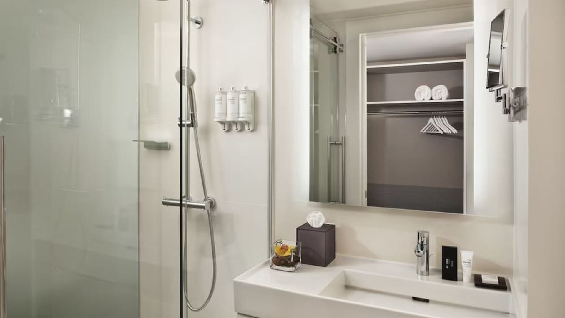 Guest bathroom with shower at Innside By Melia New York Nomad.