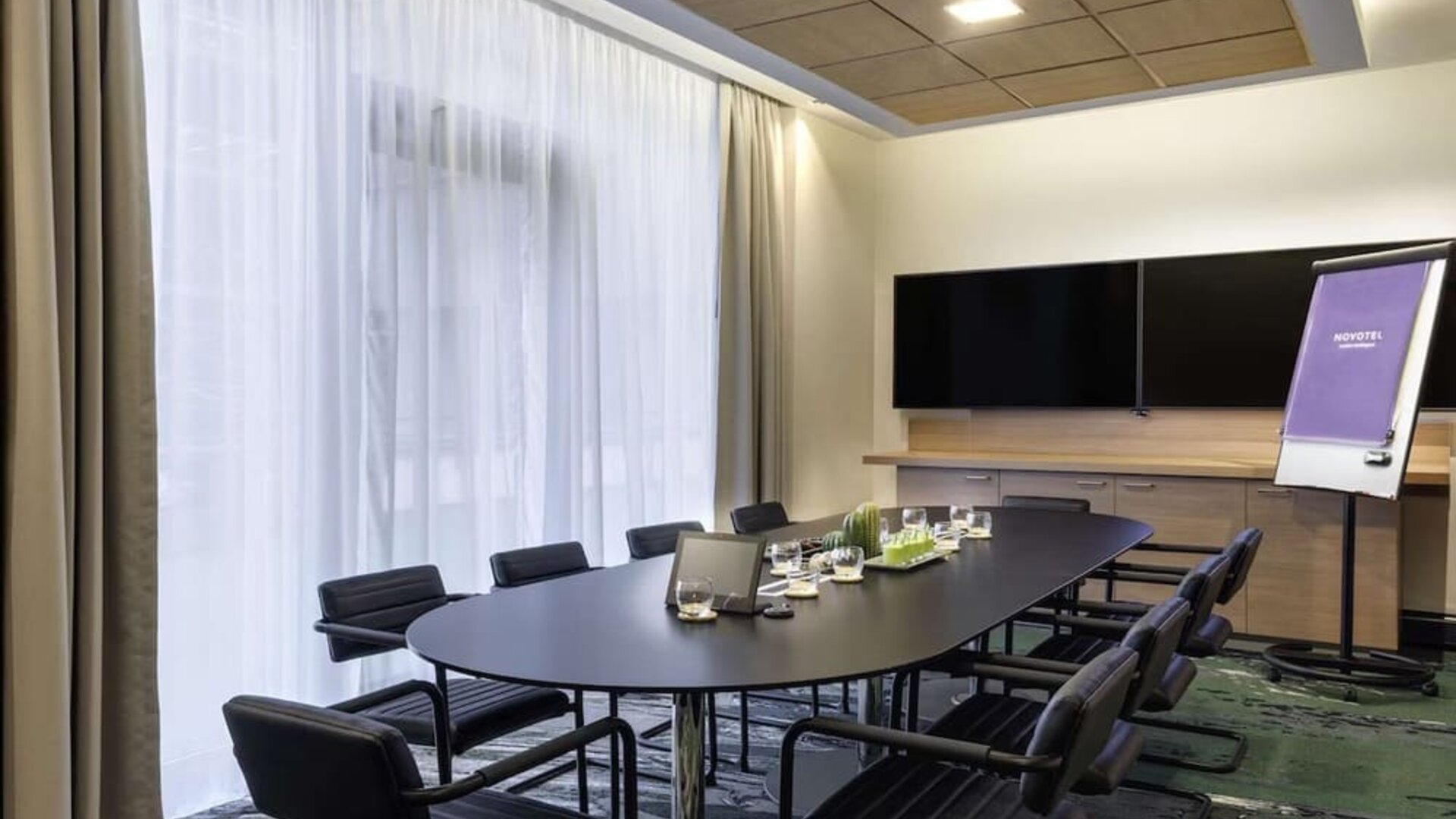 Professional meeting room at Novotel London Paddington.
