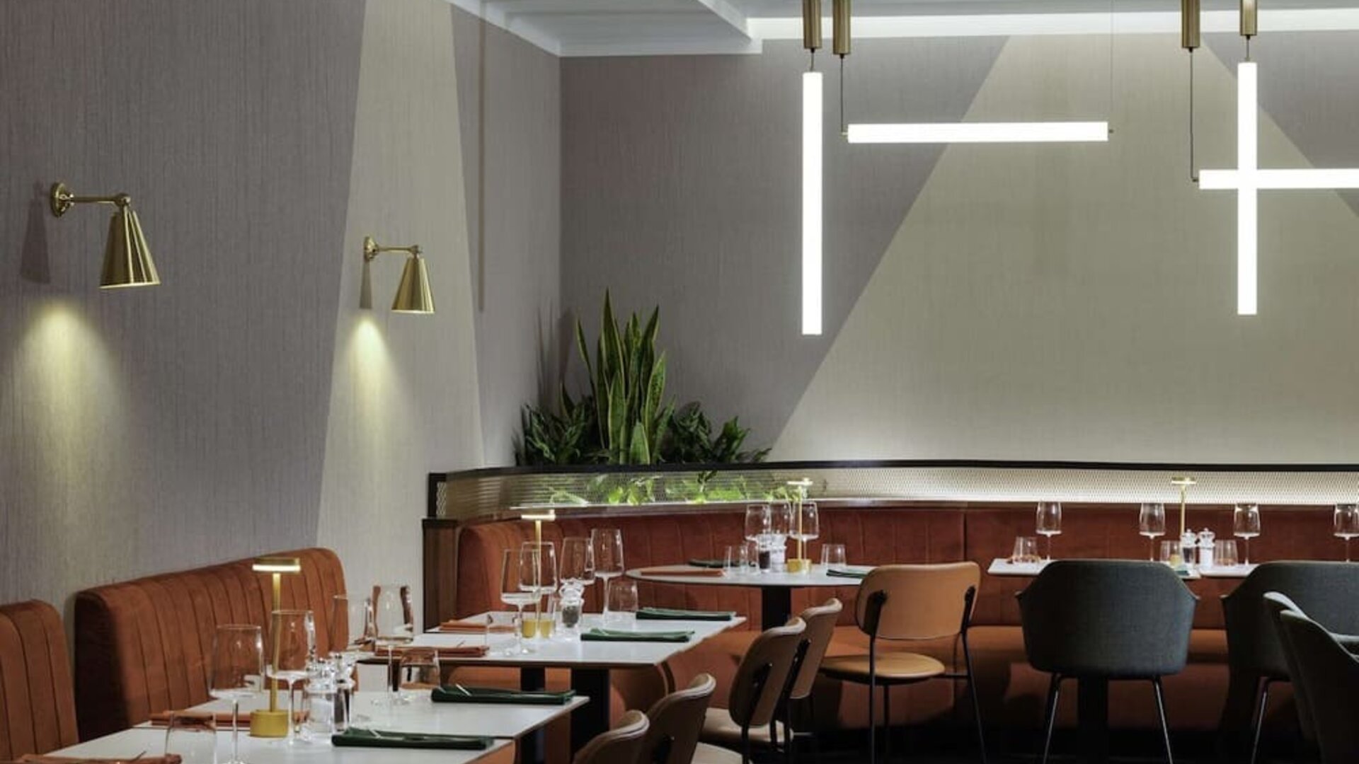 Dining area perfect for coworking at Novotel London Paddington.
