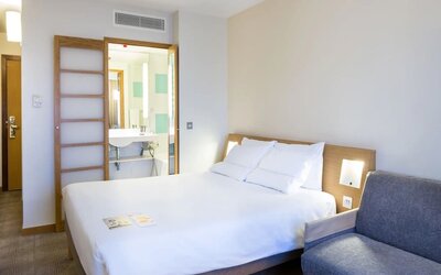 Day use room with sofa at Novotel London Paddington.
