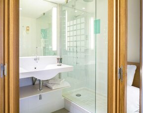 Guest bathroom with shower at Novotel London Paddington.
