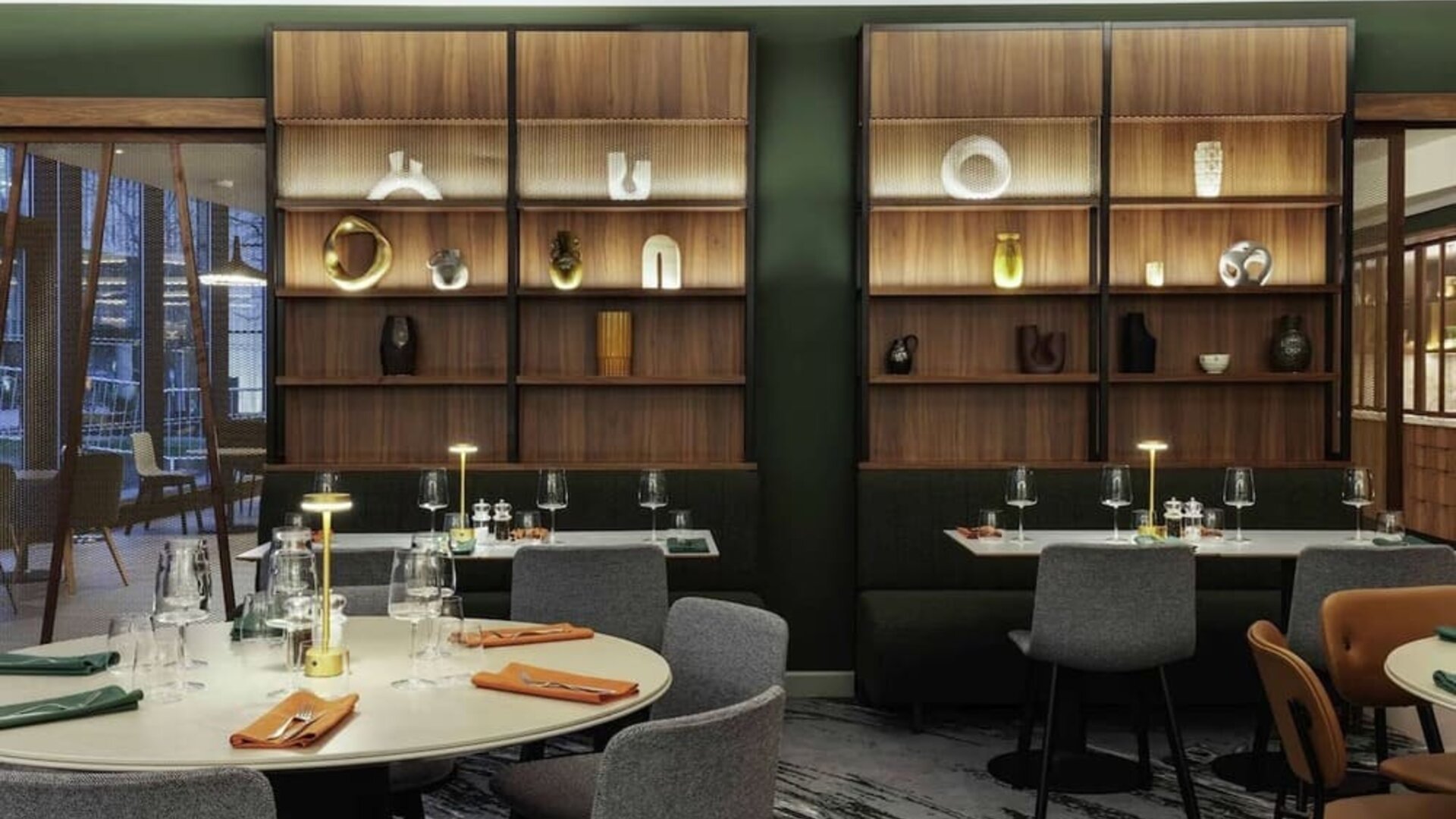 Dining area perfect for coworking at Novotel London Paddington.
