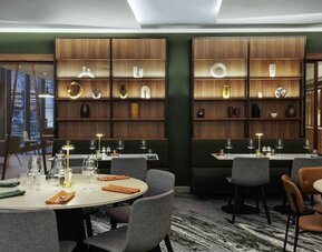 Dining area perfect for coworking at Novotel London Paddington.
