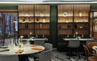 Dining area perfect for coworking at Novotel London Paddington.
