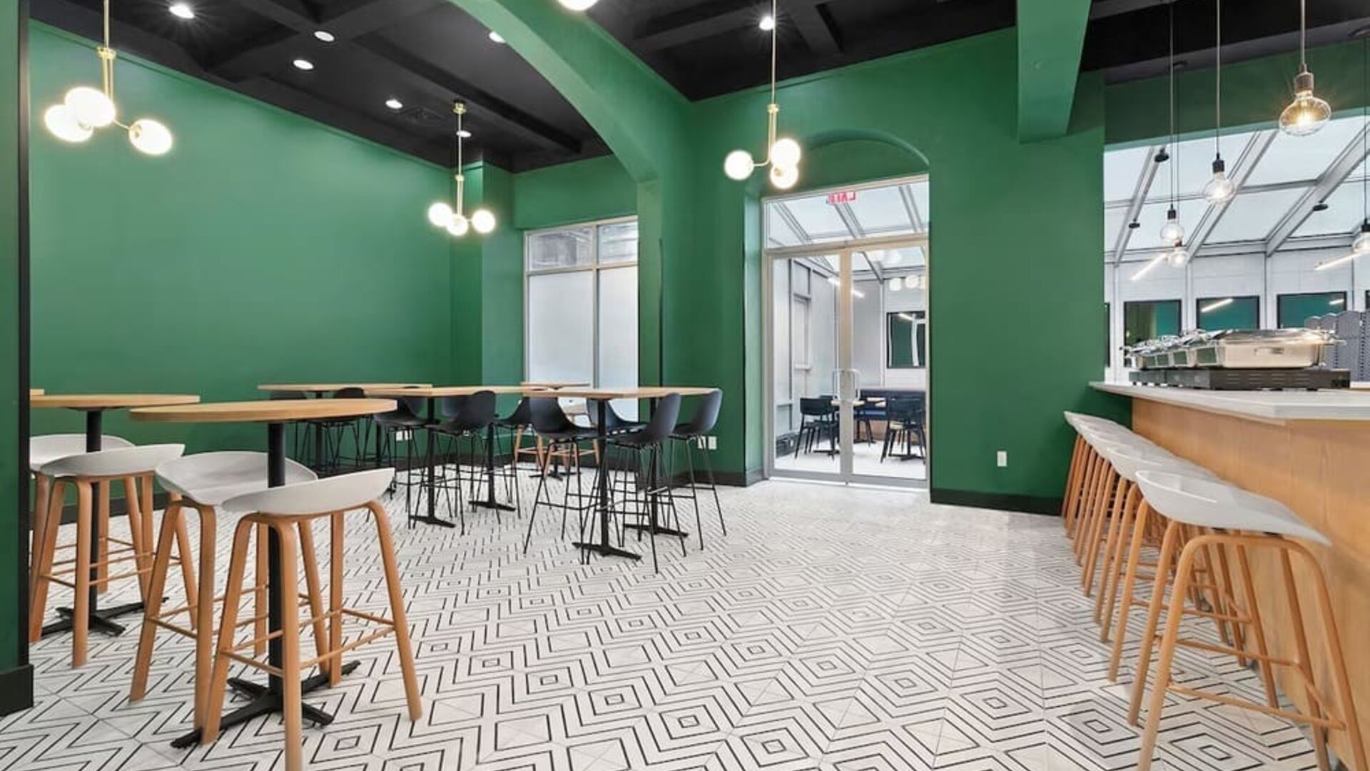 Dining area perfect for coworking at Holiday Inn Manhattan 6th Ave - Chelsea.