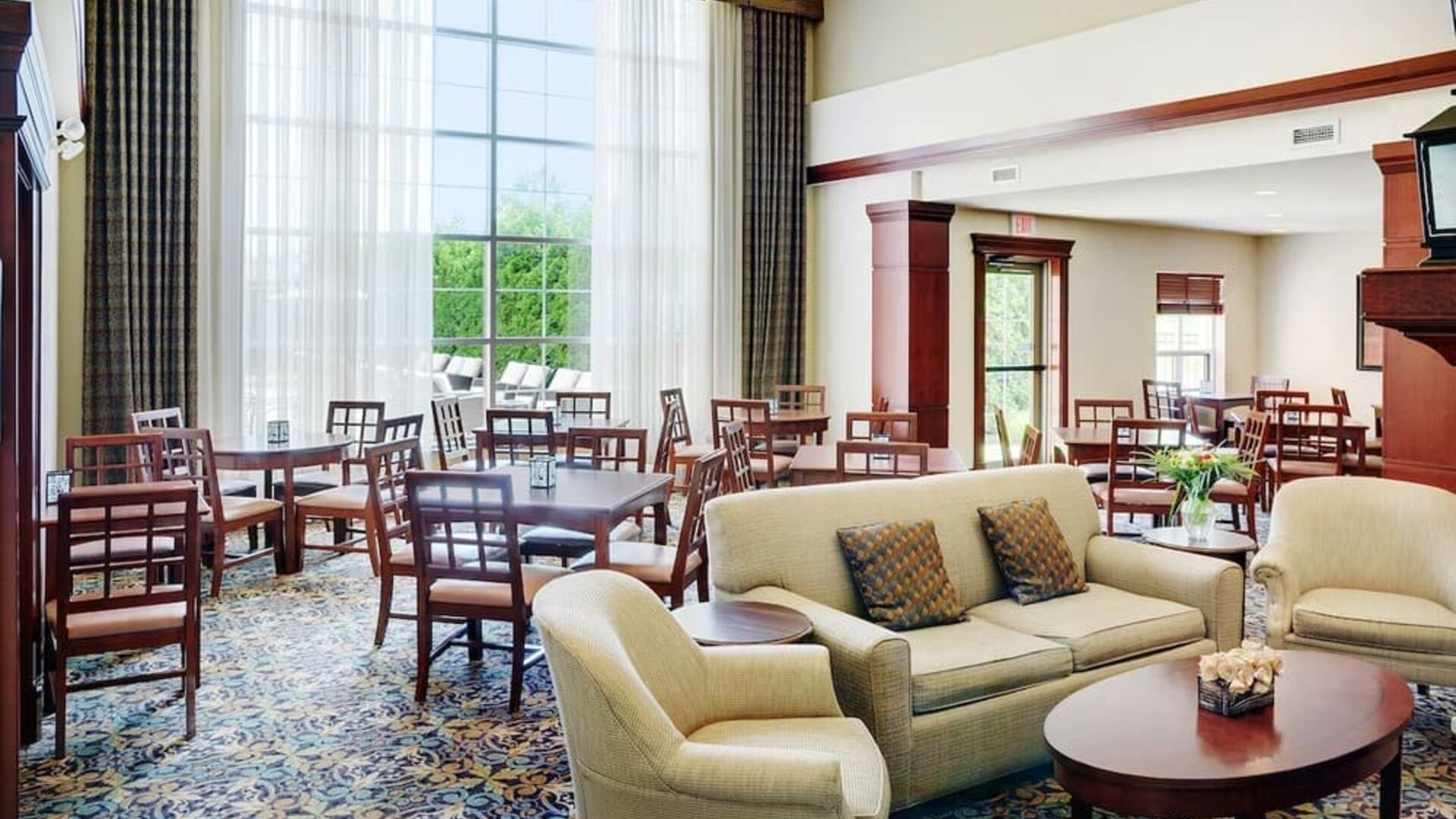 Restaurant area at Staybridge Suites Oakville-Burlington.