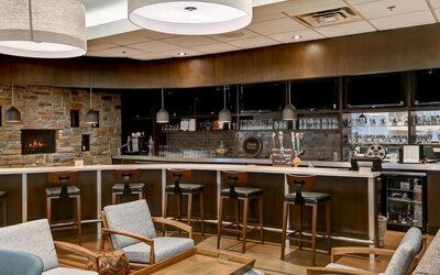 Hotel bar with lounge area at Four Points By Sheraton Toronto Mississauga.