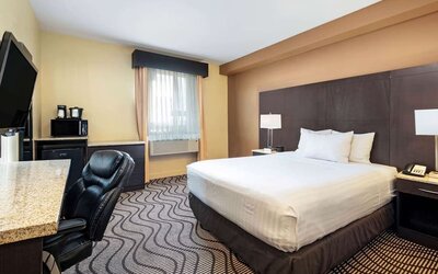 Day use room with TV, work desk, mini bar, microwave, coffee maker and private bathroom at La Quinta Inn & Suites By Wyndham Oshawa.