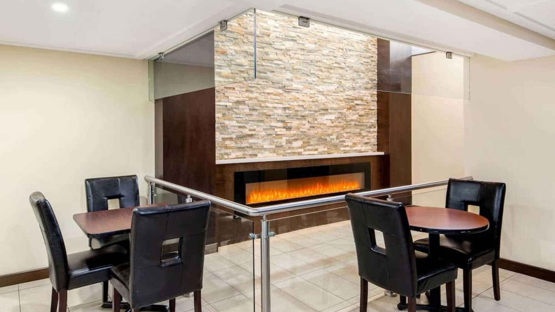 Dining area with fireplace at La Quinta Inn & Suites By Wyndham Oshawa.