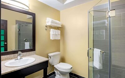 Private guest bathroom at La Quinta Inn & Suites By Wyndham Oshawa.
