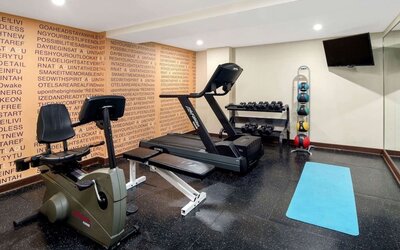 Fully equipped fitness center at La Quinta Inn & Suites By Wyndham Oshawa.