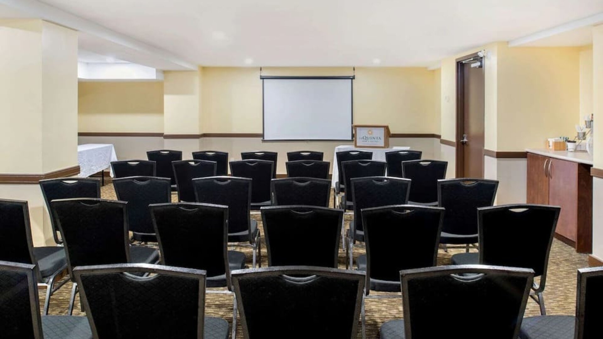 Conference room at La Quinta Inn & Suites By Wyndham Oshawa.