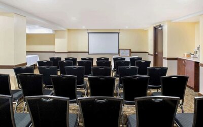 Conference room at La Quinta Inn & Suites By Wyndham Oshawa.