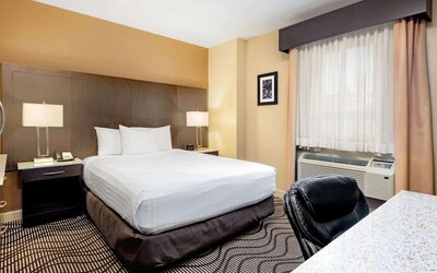 Day use room with work desk and private bathroom at La Quinta Inn & Suites By Wyndham Oshawa.