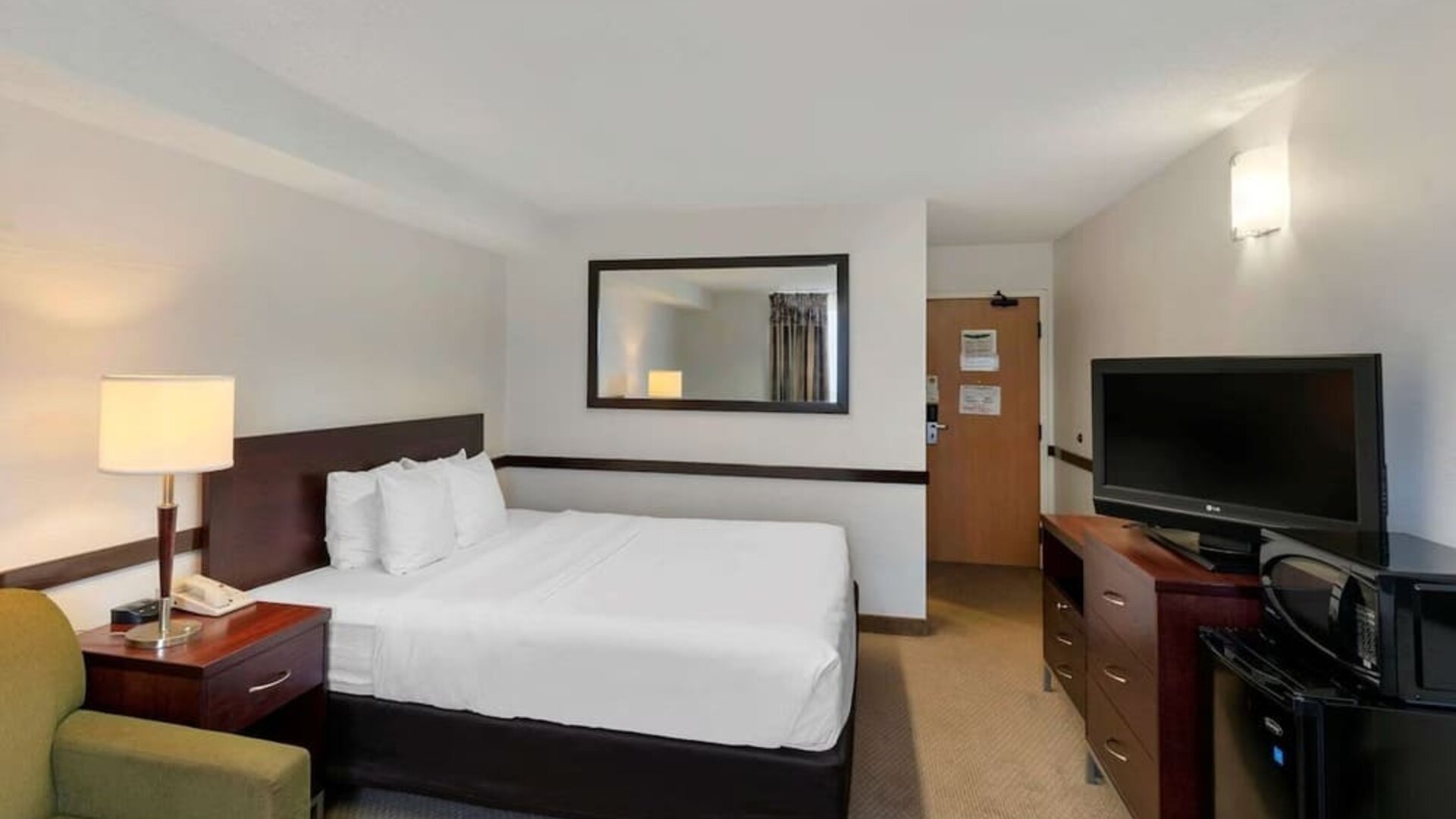 Day use room with TV, sofa, mini bar, microwave, work desk and private bathroom at Quality Hotel & Suites Montreal East.