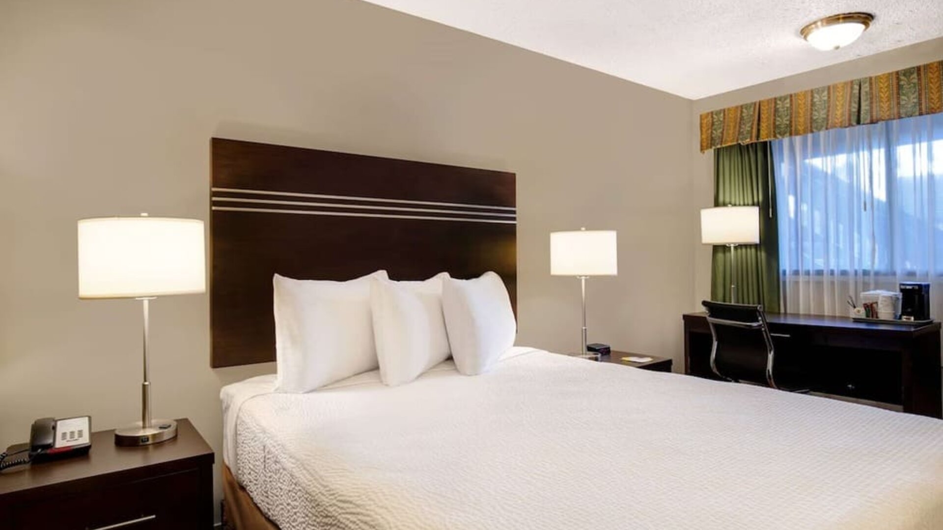 Day use room with TV, work desk and private bathroom at Days Inn Vernon.