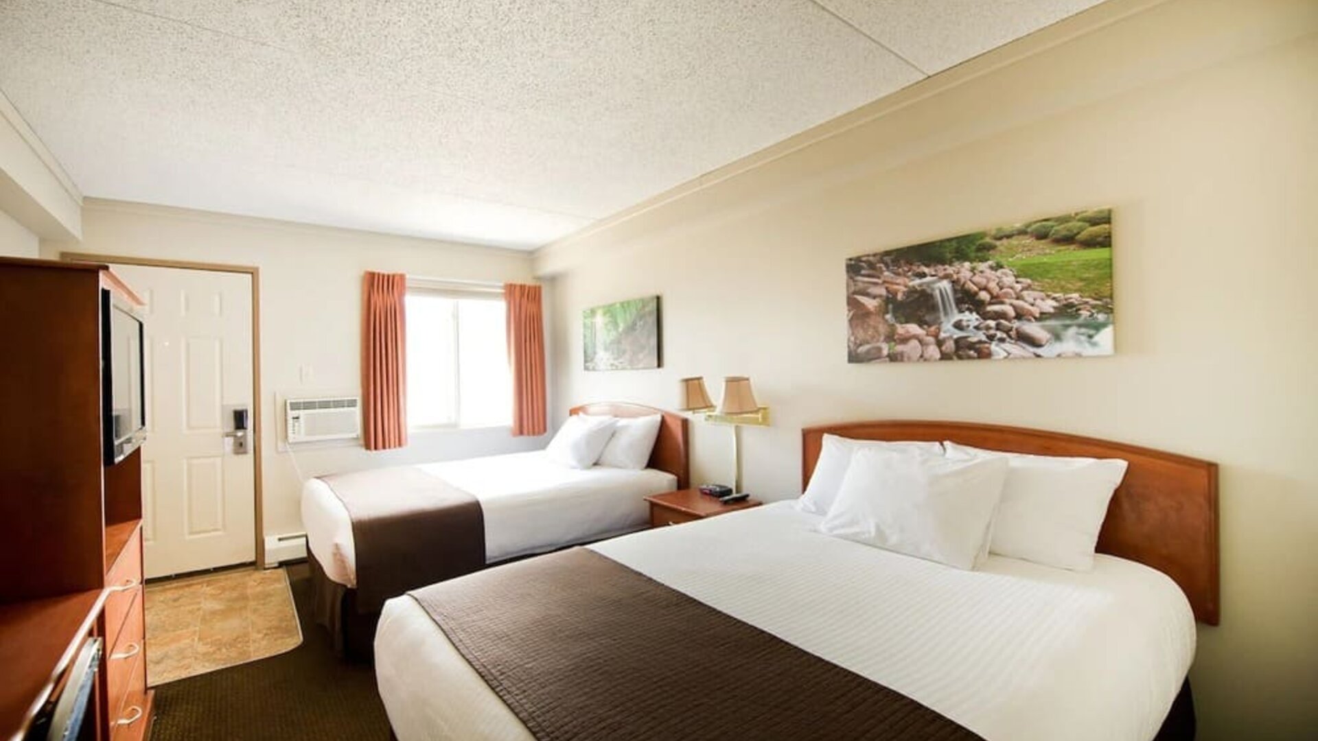 Bright and spacious day use twin room with TV, work desk and private bathroom at Riviera Motor Inn.