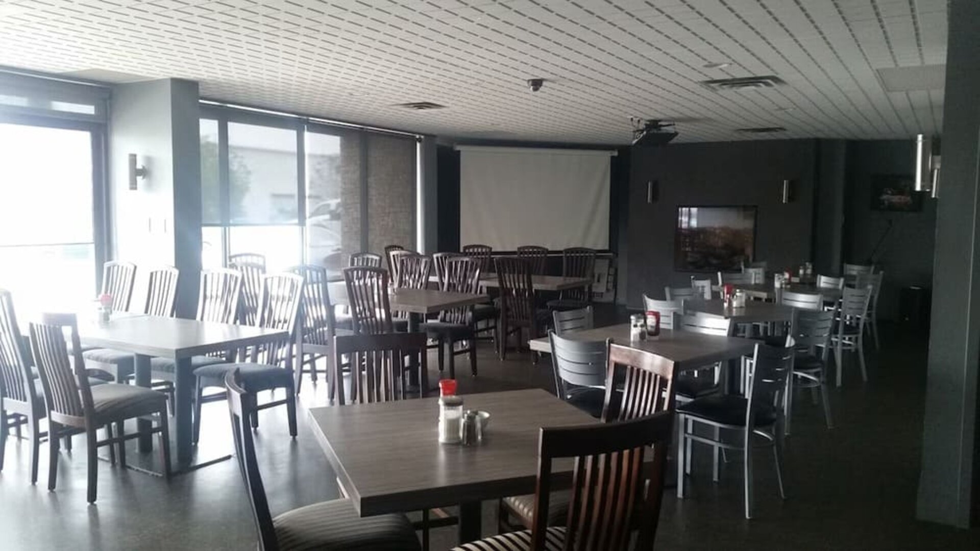 Restaurant area suitable for meetings at Riviera Motor Inn.