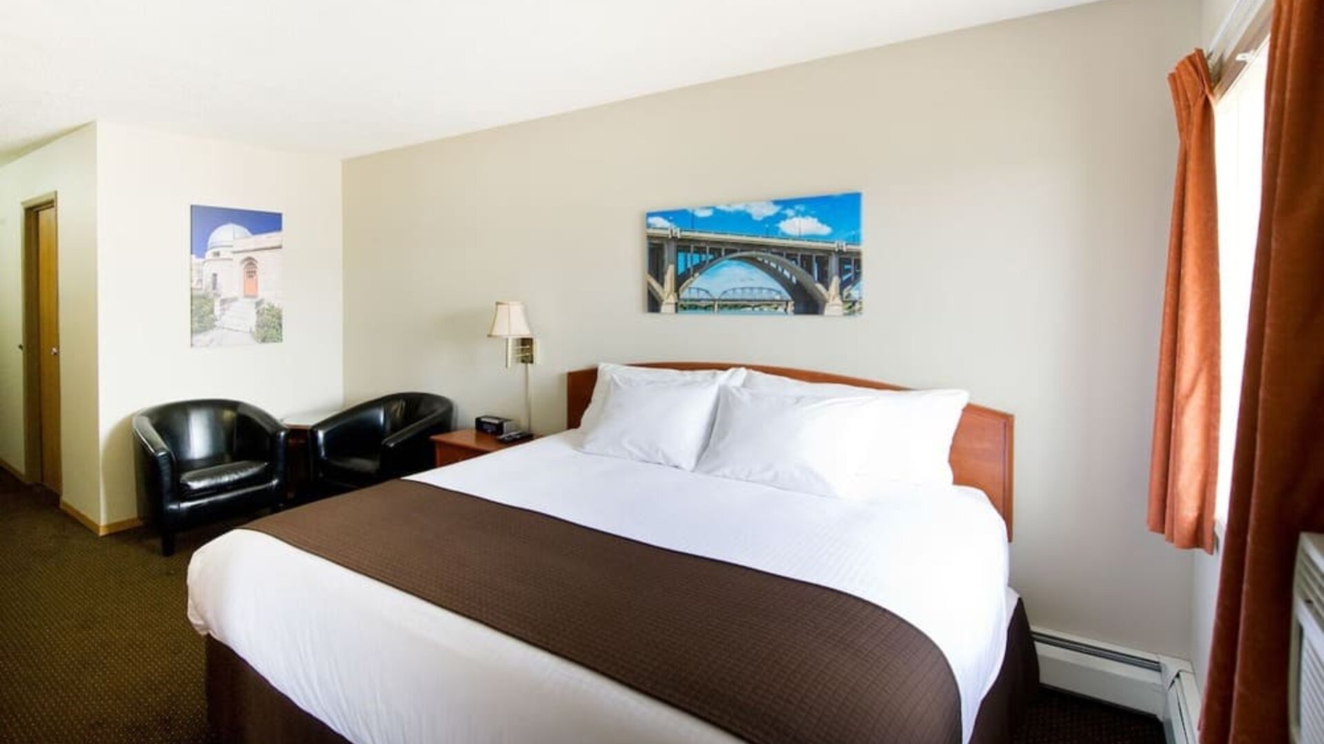 Day use room with private bathroom at Riviera Motor Inn.