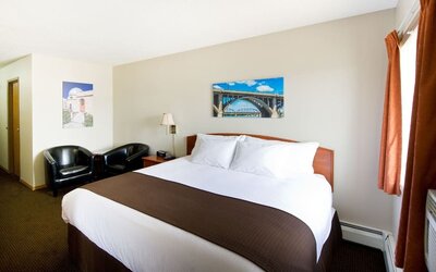 Day use room with private bathroom at Riviera Motor Inn.