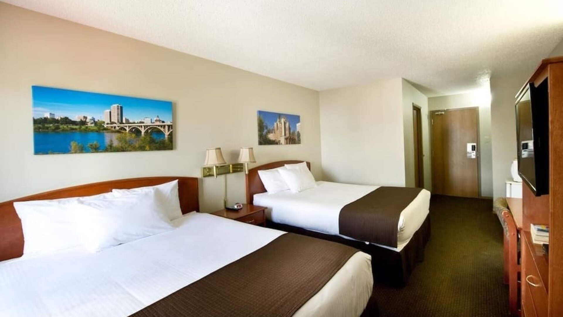 Day use twin room with TV, work desk and private bathroom at Riviera Motor Inn.