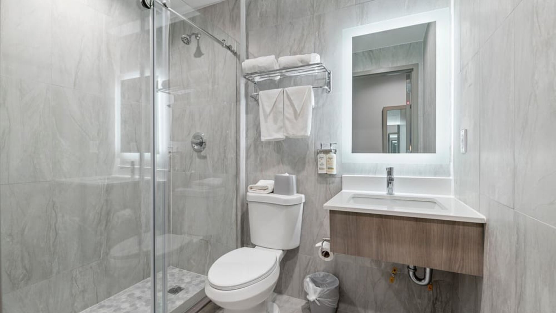 Day room with guest bathroom at Holiday Inn Express & Suites Bronx.