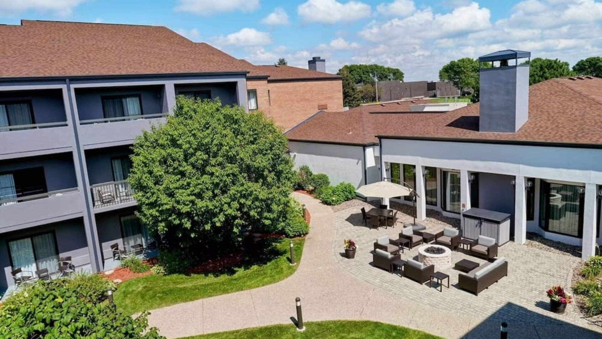 Terrace and garden at Sonesta Select Minneapolis Eden Prairie.