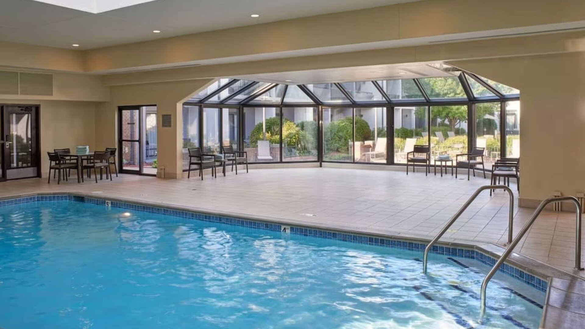 Indoor pool at Sonesta Select Minneapolis Eden Prairie.