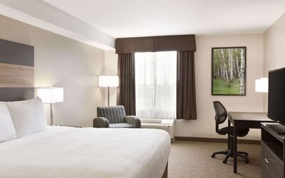 Day use room at Days Inn & Suites By Wyndham Lindsay.