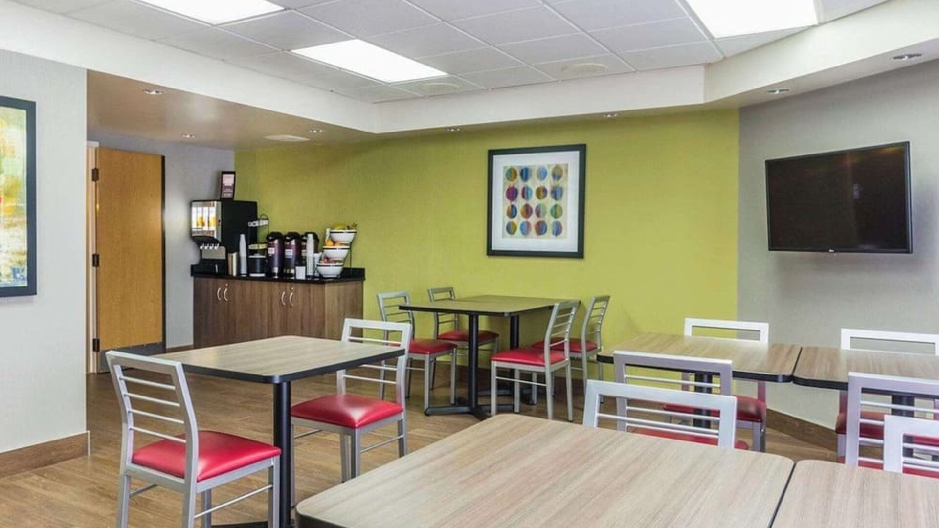 Dining area at Comfort Inn Thetford Mines.