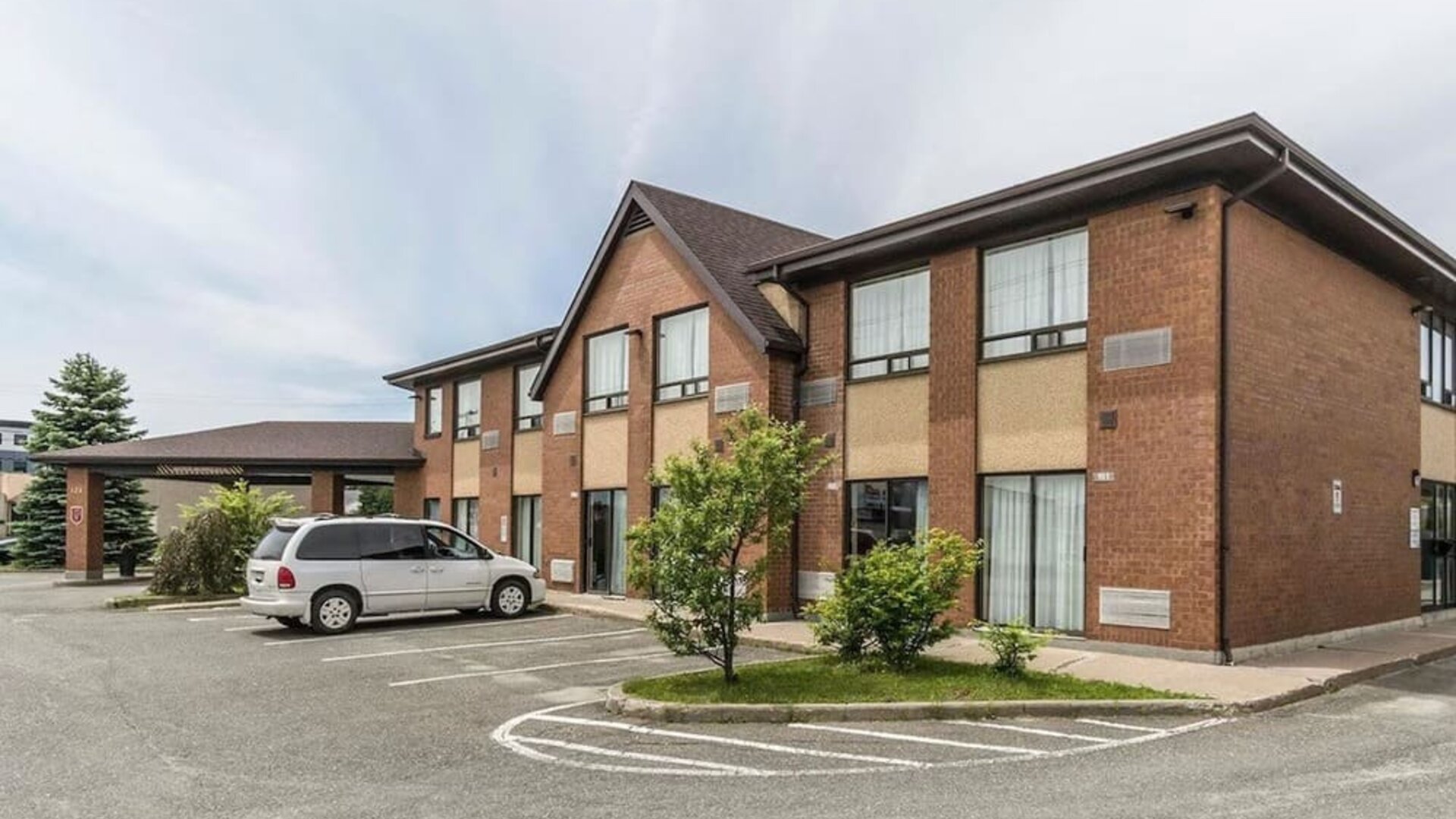 Hotel exterior and parking area at Comfort Inn Thetford Mines.