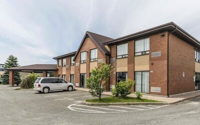 Hotel exterior and parking area at Comfort Inn Thetford Mines.