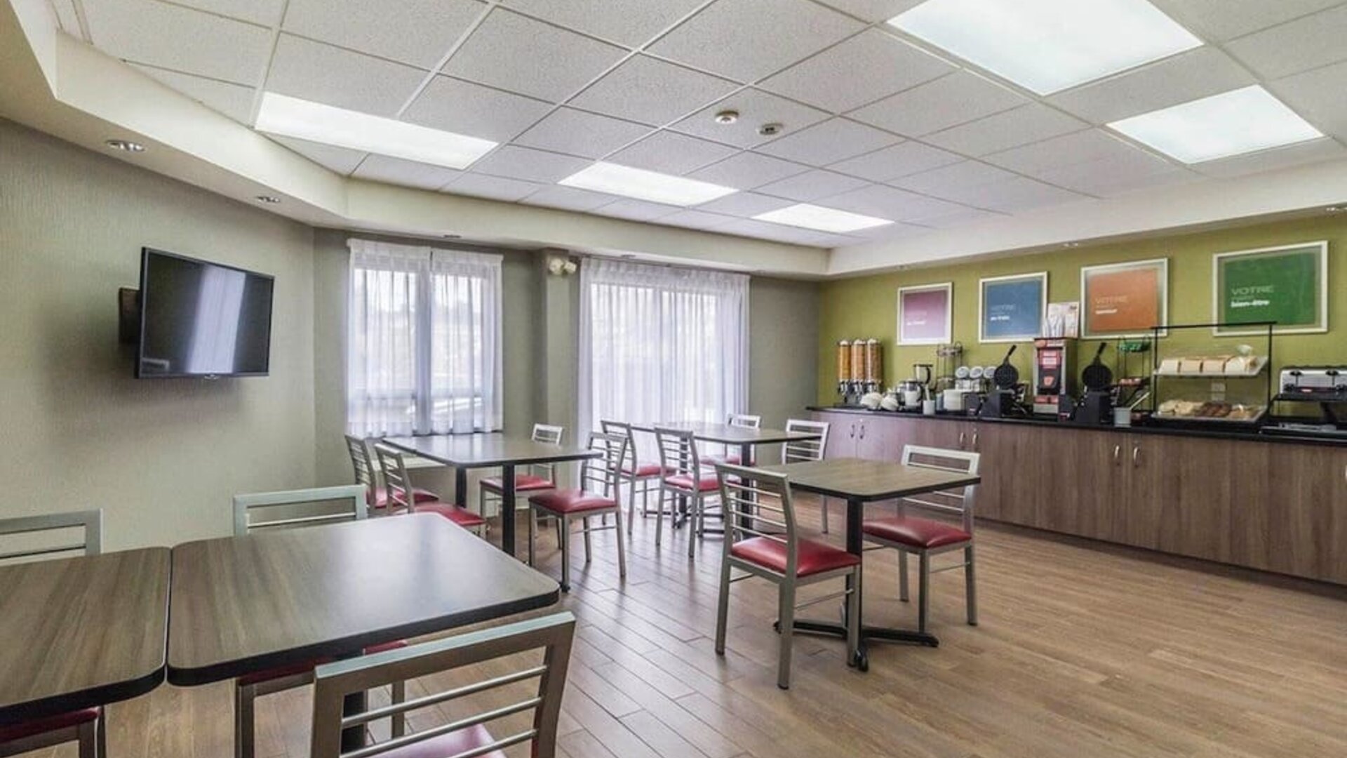 Restaurant area with TV and comfortable seating perfect for co-working at Comfort Inn Thetford Mines.