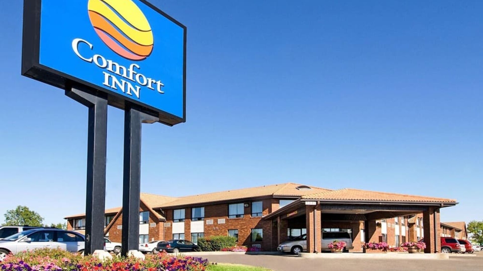 Hotel exterior and parking area at Comfort Inn Swift Current.