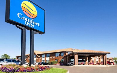 Hotel exterior and parking area at Comfort Inn Swift Current.