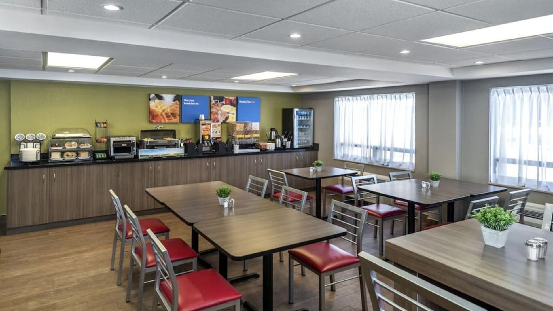 Restaurant area at Comfort Inn Sudbury Regent Street.