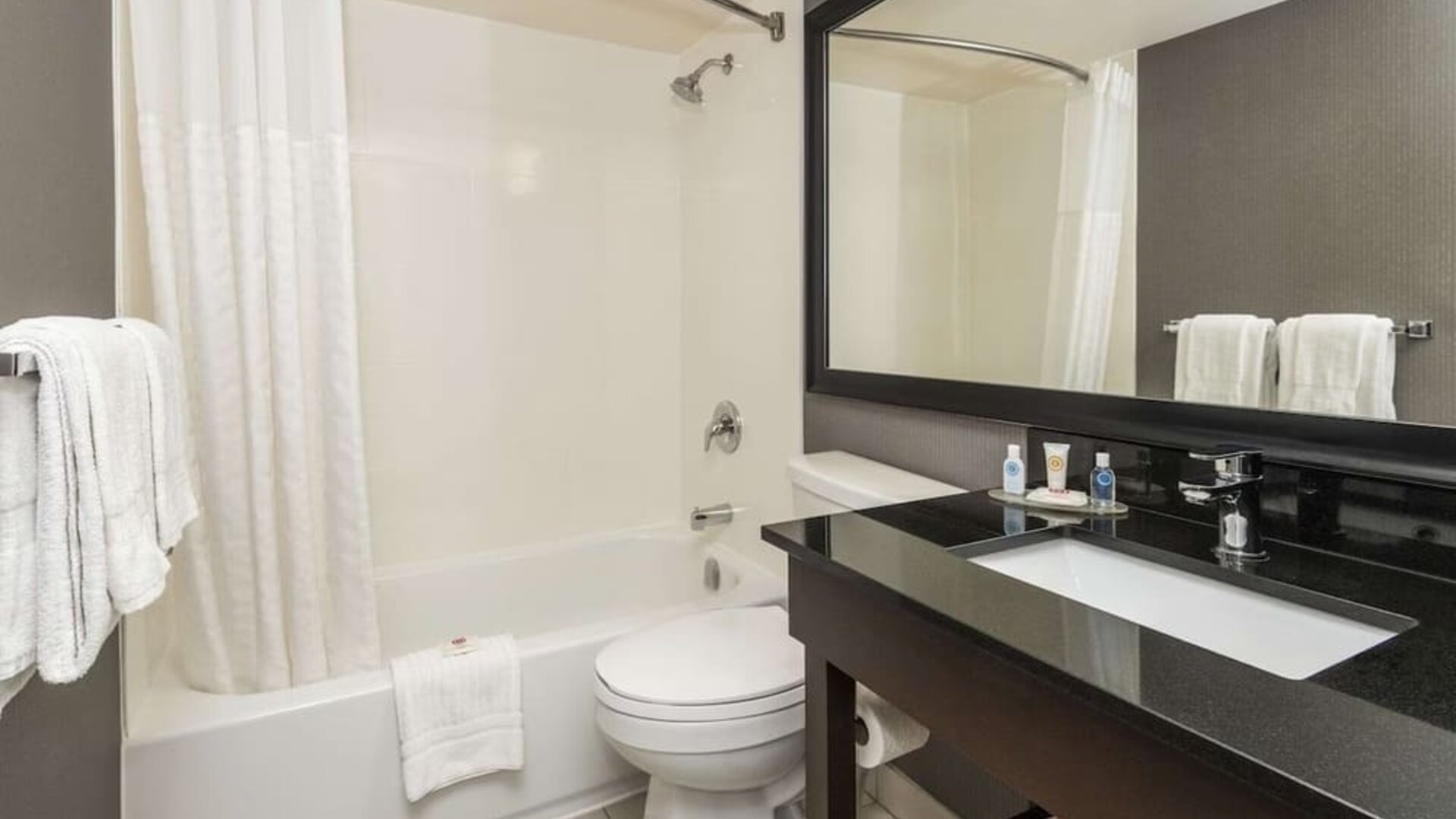 Guest bathroom with tub and free toiletries at Comfort Inn Sudbury Regent Street.