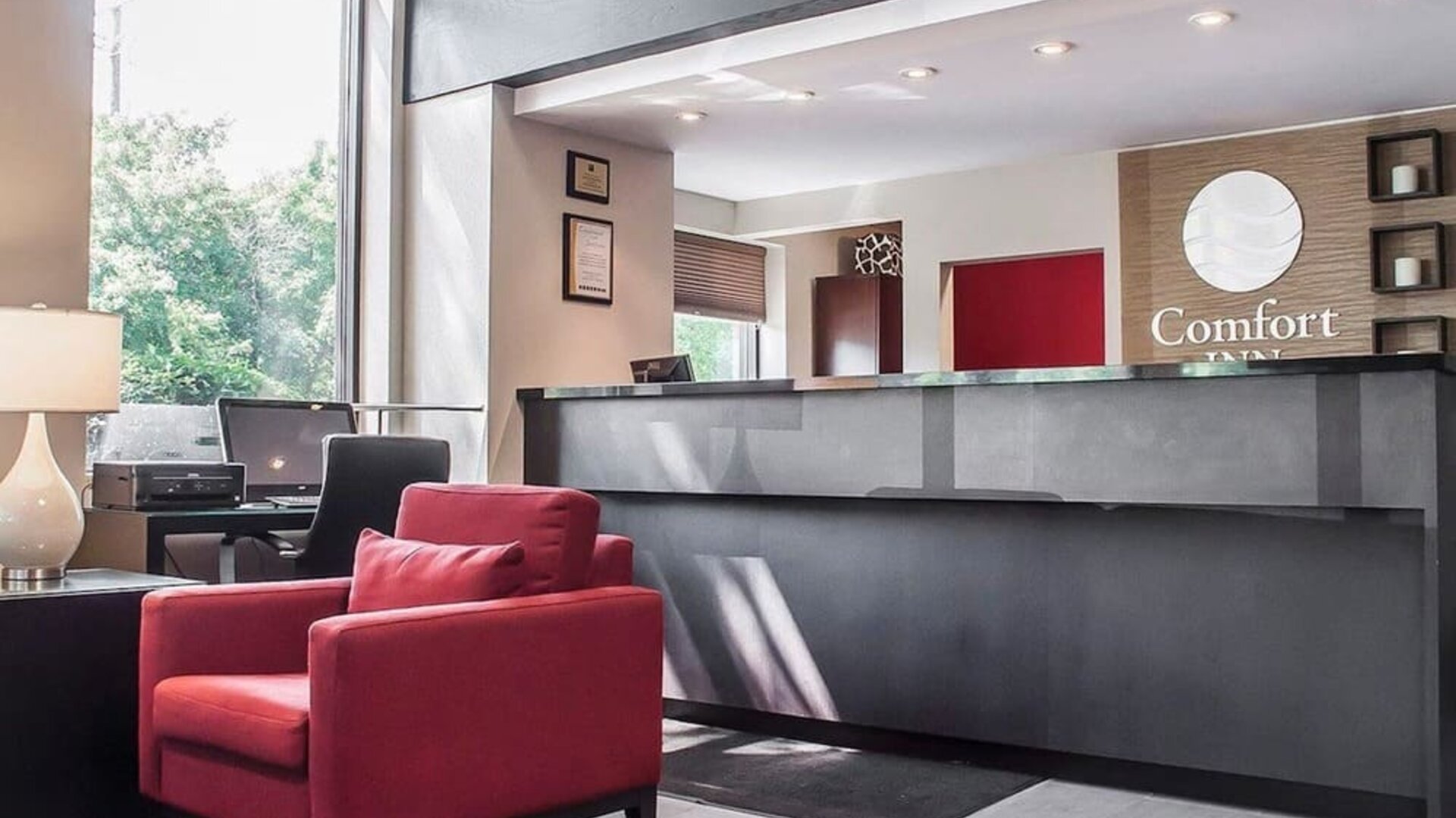 Hotel lobby with lounge sitting at Comfort Inn Simcoe.