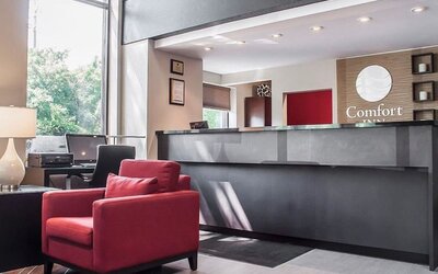 Hotel lobby with lounge sitting at Comfort Inn Simcoe.